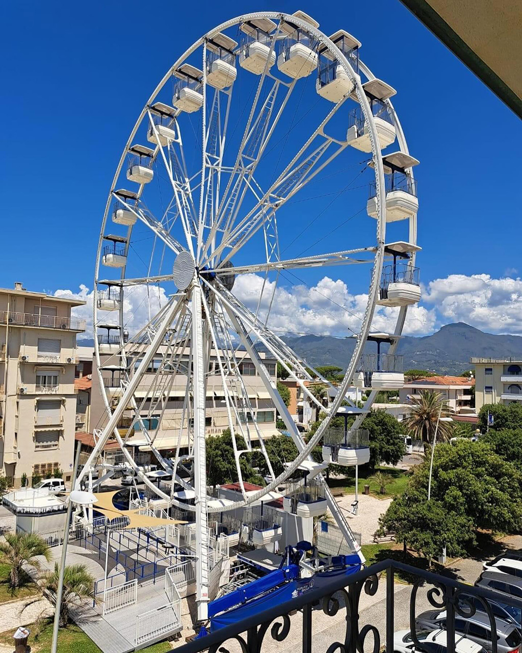 Torna la ruota panoramica al Lido di Camaiore